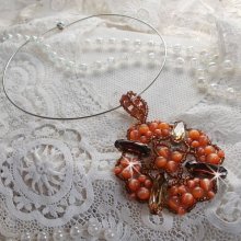 Pendentif D’Automne monté avec des cabochons ovales allongés facettés en Cristal aux couleurs : Topaze et Light Colorado Topaze à laquelle s’ajoute des perles rondes œil de chat et rocailles